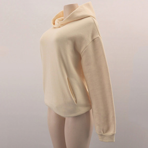 ชุดวอร์มสองชิ้นแบบสวมหัวมีฮู้ดสำหรับผู้หญิงชุดกางเกงขาสั้นคอปกเสื้อมีฮู้ดผ้าฝ้ายคุณภาพสูงโลโก้แบบกำหนดเอง - Product Image 3