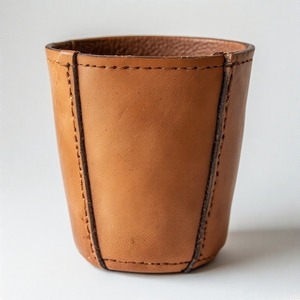 Maceta rústica de cuero con mini proporciones diseñada para adaptarse a cualquier lugar mientras eleva el espíritu de sus verdes - Product Image 4