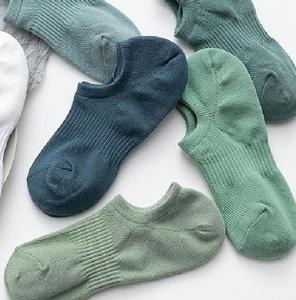Vente en gros 100% coton Chaussettes d'été personnalisées à la mode colorées et respirantes Chaussettes décontractées pour hommes antidérapantes Couleur unie - Product Image 6