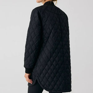 แจ็กเก็ตสายยาวลายควิลท์ประดับเพชรสำหรับผู้หญิงคอปกสูงและกระเป๋าแบบมีฝาปิดสำหรับใส่ลำลองมีโลโก้ออกแบบได้ตามต้องการ - Product Image 2