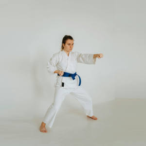 ชุดยูนิฟอร์มคาราเต้คุณภาพสูงระดับพรีเมียมสำหรับผู้ชาย ผลิตจากผ้าฝ้ายเนื้อหนา ยืดหยุ่นได้ พร้อมปักโลโก้ด้านหน้าตามสั่ง ขายส่ง - Product Image 2