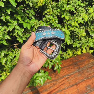 Cinturón Vaquero de Cuero Genuino Hecho a Mano con Tachuelas, Parche Floral Turquesa y Hebilla de Latón Macizo de 40 mm, Estilo Rock Argentino - Product Image 5