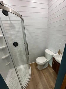 Maisonnette préfabriquée moderne et contemporaine en acier, 40x8 pieds, 320 pieds carrés, 1 chambre, 1 salle de bain, bois et métal - Product Image 4
