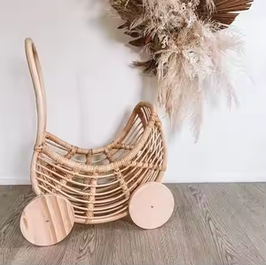Poussette de poupée en rotin tissé à la main magnifiquement conçue-Durable, légère et conçue pour les jeux de simulation classiques - Product Image 2