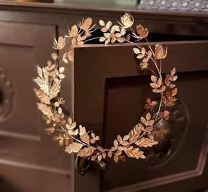 Hermosa corona decorativa de metal, trabajo de hojas florales para la decoración de la pared del hogar con detalles artísticos hechos a mano - Product Image 3