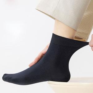 Chaussettes de cheville d'automne pour hommes d'affaires en coton respirant en noir blanc gris avec logo sur le bas - Product Image 1