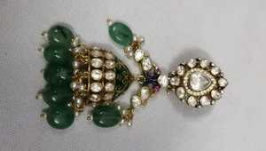 Magnifiques boucles d'oreilles pendantes en argent sterling Polki ouvertes, émaillées vertes anti-ternissement, motif paon, fabriquées à la main, style Meenakari traditionnel pour femme - Product Image 2