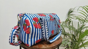 Sac de voyage en coton matelassé imprimé à la main avec ceinture longue détachable, imprimé bleu fraise, grande capacité |   Yoga des empreintes de mains - Product Image 3