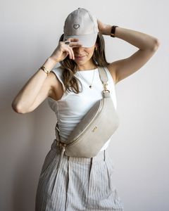 Sac à bandoulière en cuir Avenra prêt à voyager - Product Image 1