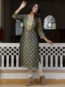 ชุดคุर्ตาผ้าไหมผสมปักลายคุณภาพส่งออก ดีไซน์หรูหราสำหรับผู้หญิง เหมาะสำหรับใส่ทำงานและใส่ในชีวิตประจำวัน มีจำหน่ายในราคาที่เหมาะสม - Product Image 3