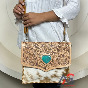 2025 usine nouveau sac à bandoulière en cuir usiné à la main personnalisable pour les femmes sangle réglable enveloppe conception sacs à bandoulière en peau de vache - Product Image 1