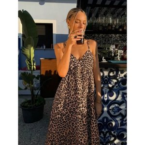 Robe longue en tricot à imprimé léopard et col en V pour femme Jane's, robe maxi décontractée à bretelles spaghetti pour les vacances d'été - Product Image 2