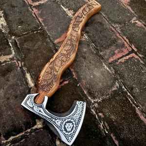 Hache de style viking en acier au carbone forgé, cadeau personnalisé, hache barbue, qualité industrielle, pour l'extérieur, avec manche en bois pour le camping, avec étui - Product Image 4