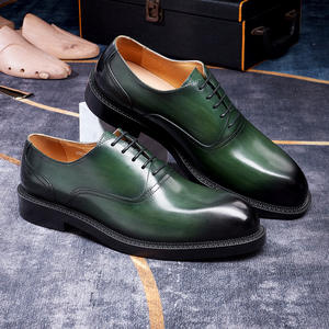 Mocassins en cuir raffinés pour hommes avec pompons, élégants, à enfiler, pour affaires, décontractés et soirées, avec semelle souple et amortie - Product Image 1