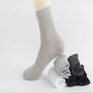 Chaussettes de sport pour jeunes hommes en coton bio personnalisables respirantes à séchage rapide propriétés antibactériennes tricotées chaudes - Product Image 2