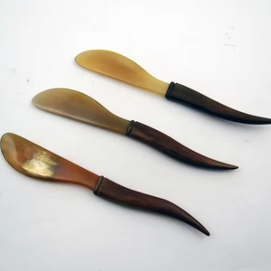 Ensemble de cuillères en corne naturelle durable avec un design artisanal unique, parfait pour les cuisines rustiques et les amateurs de décoration intérieure vintage - Product Image 1