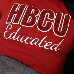 T-shirt en chenille rouge-ivoire pour femmes HBCU, coton premium, coupe classique, vêtements grecs, doux, confortable, élégant, logo brodé - Product Image 4