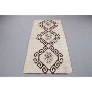 พรมขนาด 3x6.2 ฟุต, พรมตุรกีโบราณ, พรมขนสัตว์ลายสัตว์สีขาว - Product Image 1