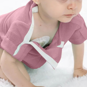 ชุดบอดี้สูทผ้าฝ้าย 100% สีชมพูอ่อน สำหรับเด็กแรกเกิด ไซส์ 4T แบบยูนิเซ็กซ์  ใส่ได้ทุกโอกาส  รองรับการใส่สาย G-Tube และสายสวน  เหมาะสำหรับเด็กที่ต้องอยู่ในห้อง NICU/PICU  ชุดแบบปรับได้ - Product Image 6