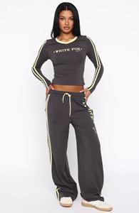 Ensemble de survêtement pour femmes à col en V et capuche, 2 pièces, hiver, uni, brodé, hauts longs, couleurs personnalisées - Product Image 5