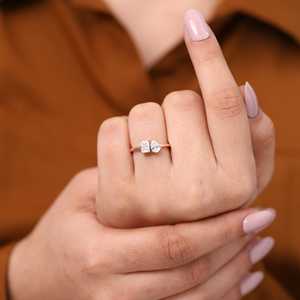 Anillo de Compromiso Toi Et Moi con Diamante Cultivado en Laboratorio, Corte Esmeralda Radiante y Corte Pera, en Plata de Ley/Oro/Platino, Claridad VS1 - Product Image 1