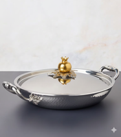 Casserole isotherme en acier inoxydable martelé avec bouton de couvercle en forme de grenade dorée et poignées argentées, écologique