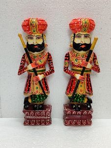 Figurines artisanales en bois Art Déco de la Garde royale du Rajasthan (lot de 2) pour anniversaire et Diwali - Product Image 2