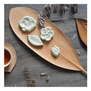 Plateau en bois du Vietnam, plateau en bois naturel au design organique, assiette en bois polyvalente pour restaurants et service à domicile - Product Image 2