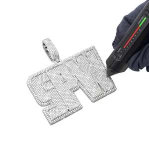 Colgante de Moissanita SPW con Nombre Personalizado y Oro de 14K, Amuleto Único y Personalizado - Product Image 1