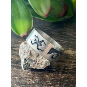 Anillo de Plata de Ley con Incrustaciones de Estilo Navajo, Hecho a Mano, Talla 13.25 - Product Image 4
