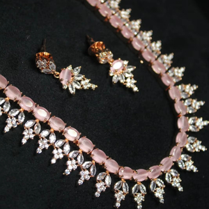 สีชมพูและสีขาวมีสไตล์พร้อมสร้อยคอทองเหลืองพร้อมเงิน AD CZ และ Pearl สำหรับเจ้าสาวงานแต่งงานผู้จำหน่ายสินค้าจำนวนมาก - Product Image 1