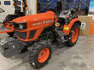 Mini tractor Kubota EK1-261 con contrapeso delantero. Tractor Kubota EK1-261 subcompacto usado, limpio y asequible para granja. - Product Image 4