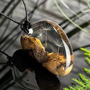 สร้อยคอเรืองแสงทำด้วยมือสุดสร้างสรรค์สำหรับผู้หญิงทำจากเรซิ่นรูปเมฆท้องฟ้าสีน้ำเงินเข้ม2024 - Product Image 1