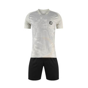 Conjuntos de gran tamaño de uniformes de fútbol personalizados de alta calidad en material duradero - Product Image 1