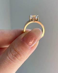 Anillo de compromiso solitario de oro amarillo con diamante CVD cultivado en laboratorio de 2.00 ct, corte esmeralda, banda gruesa, joyería de boda para mujer - Product Image 3
