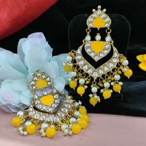 Boucles d'oreilles Kundan traditionnelles indiennes exquises avec perle d'élégance en émail détaillant les derniers bijoux de créateurs pour femmes et filles - Product Image 6