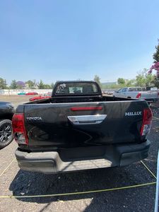 Utilisé pour les sièges en cuir Hilux SR 2023 AWD Intérieur foncé Conduite à gauche - Product Image 3