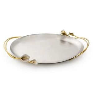 Hermosa bandeja de servicio de forma redonda de metal con el mango más lindo Bandeja de servicio de fruta artesanal moderna para hoteles de restaurante en casa - Product Image 6