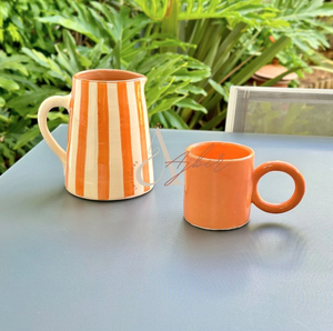 เหยือกเซรามิกทำด้วยมือพร้อมอุปกรณ์ตกแต่งโต๊ะลายทางและอุปกรณ์เสริมที่ทำจากมาร์เกช - Product Image 1