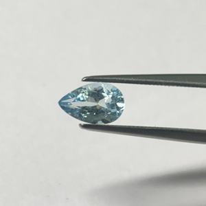 พลอยอะความารีนเบอร์รีลทรงลูกแพร์สีฟ้าธรรมชาติ ราคาขายส่ง มีใบรับรอง ขนาด 8x5 มม. น้ำหนัก 0.9 กะรัต ซานตา มาเรีย - Product Image 1