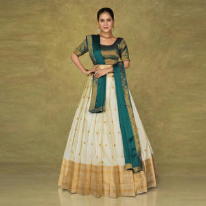 ชุดเลเฮนกาโชลีผ้าไหมบานาราซี พร้อมกระโปรงลายทอ ผ้าคลุมไหล่แบบจับจีบสีตัดกัน ตกแต่งขอบแบบดั้งเดิม เหมาะสำหรับงานเทศกาล - Product Image 3