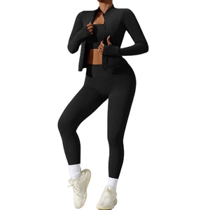 Vêtement de sport pour femme en gros, logo personnalisé sur le devant, ensemble de survêtement de sport 3 pièces, vêtements de sport respirants, écologiques, de haute qualité - Product Image 1
