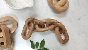 Escultura decorativa de cadena de eslabones de madera de acacia rústica hecha a mano para exhibición de mesa moderna bohemia y casa de campo - Product Image 4