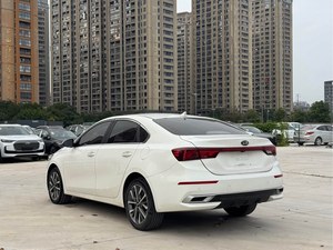 SUV Ultra-Luxe 2024 Intérieur Sombre Occasion Automatique >8L 100-150CV Conduite à Gauche Pneus R18 Sièges en Tissu 7 Places Essence - Product Image 5