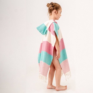 Poncho de Toalla con Capucha para Niños al por Mayor - Rayas Hawaianas Rosa y Verde, 100% Algodón Turco, Proveedor OEM para Playa, Natación y Surf - Product Image 6