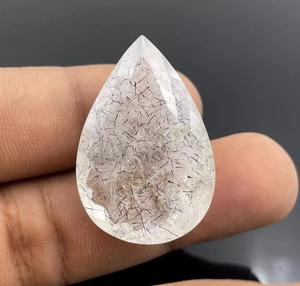 พลอยอะความารีนทรงลูกแพร์เจียระไนแบบธรรมชาติ ทำด้วยมือ ประดับด้วยเพชรซุปเปอร์เซเว่น  ผ่านการอบความร้อน  สีใส  มีการเปลี่ยนสี - Product Image 1