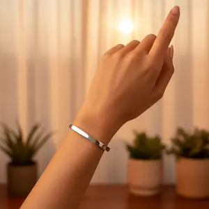 Bracelet manchette carré minimaliste en argent pour femme - Product Image 3