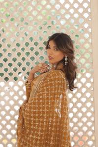 Premium Designer femmes longue Faux Georgette soie Saree broderie Zari paillettes et impression numérique pour mariage/fête" - Product Image 4