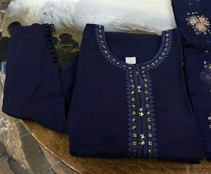 Hermoso Conjunto de Fiesta Listo para Usar de Chifón Puro 2025, Camisa Larga con Escote Bordado a Mano y Dupatta, Estilo Indio Pakistaní - Product Image 2