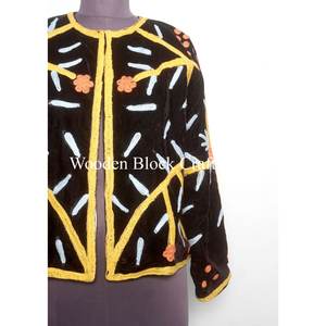 Veste en velours Suzani à broderies florales, look incroyable, veste d'hiver, manteau pour femmes, veste courte Suzani pour femmes - Product Image 2